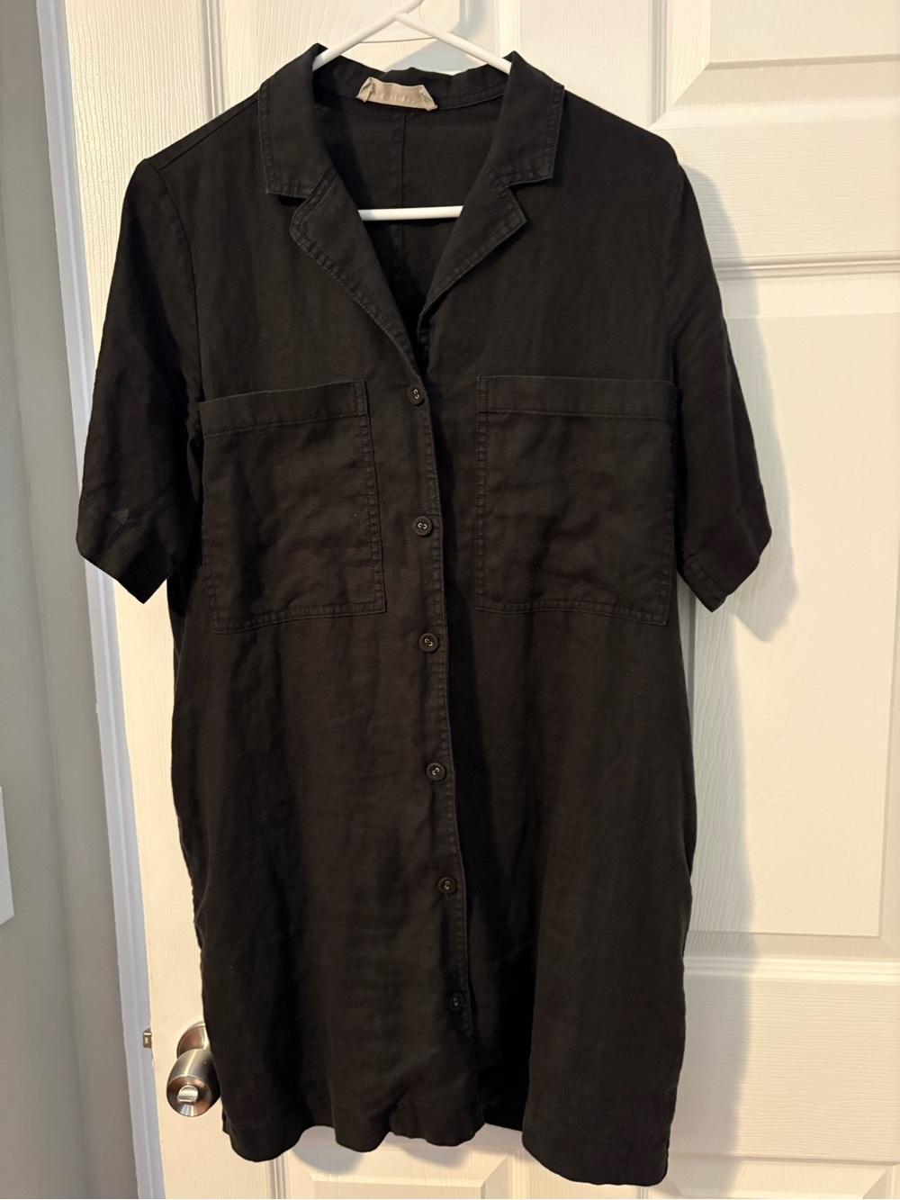Everlane Black Short-Sleeve Button-Down Shirt with pockets